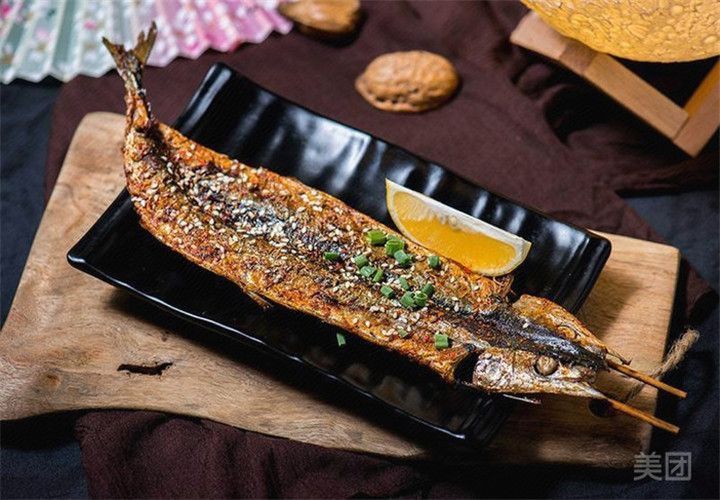 炭烤秋刀鱼图片
