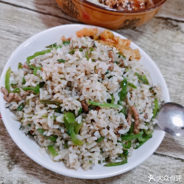 青椒木耳肉丝炒饭图片
