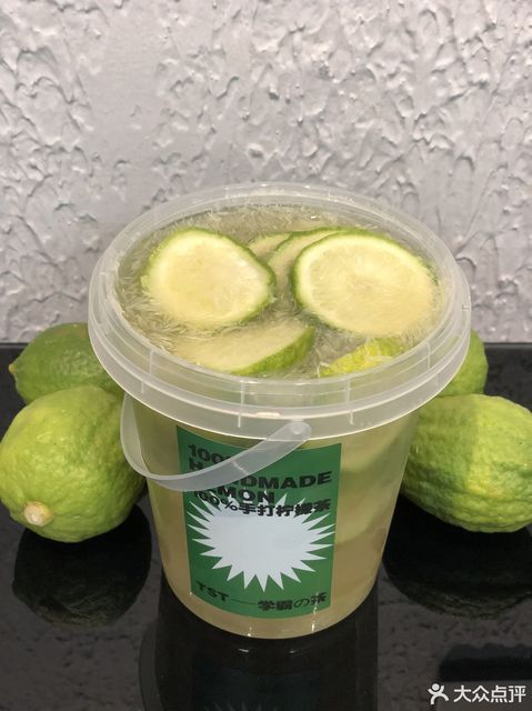 一桶柠檬茶图片
