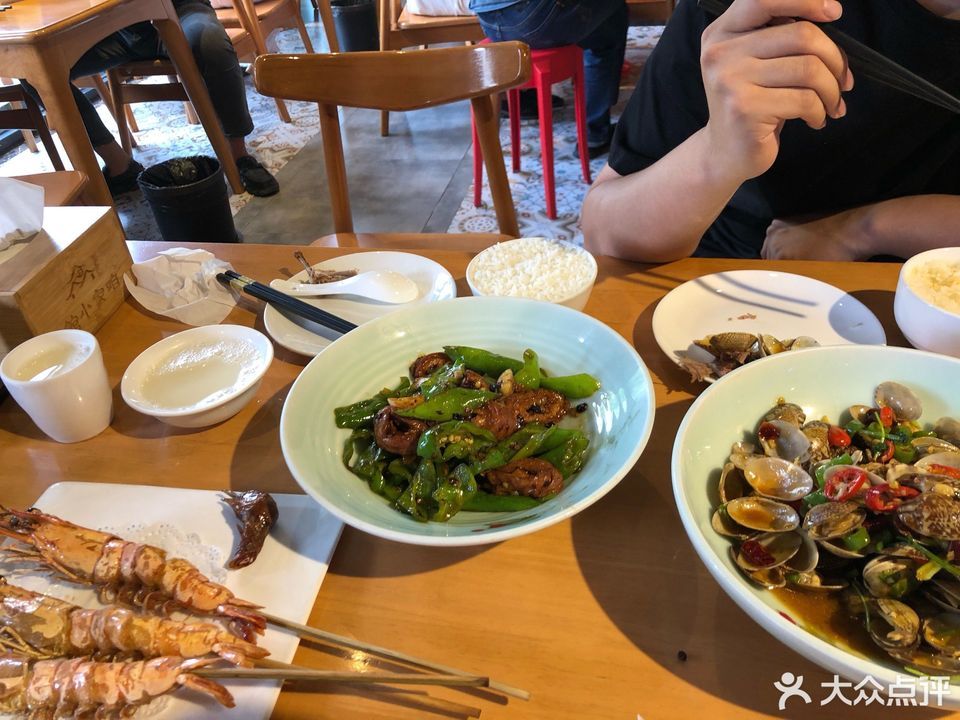 猪蹄嫩公鸡炒鸡推荐菜:介绍:地址(在哪里):咱家小馆位于新乡市辉县市