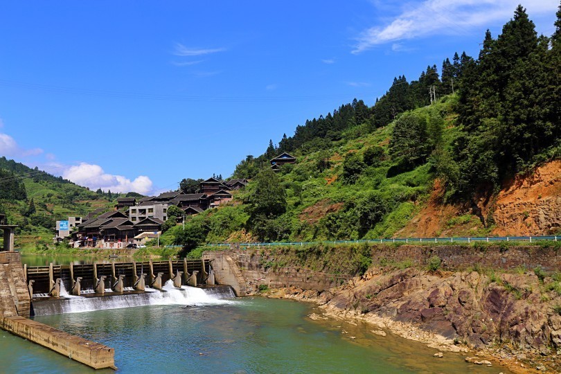 地址(在哪里):黔东南七十二侗寨位于黔东南苗族侗族自治州榕江县g211