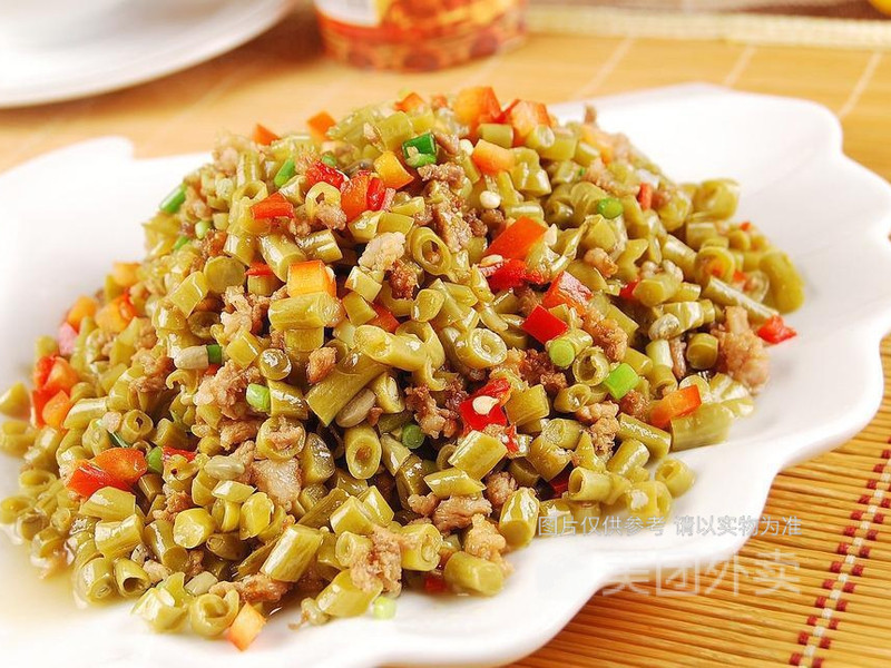 怡宝水青豆角炒肉推荐菜:标签:快餐餐饮介绍:地址(在哪里):君龙木桶饭