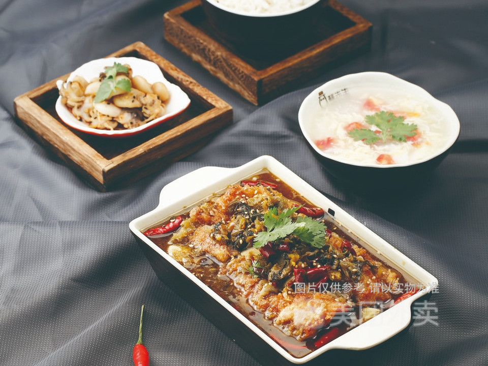 酸菜无骨烤鱼饭图片