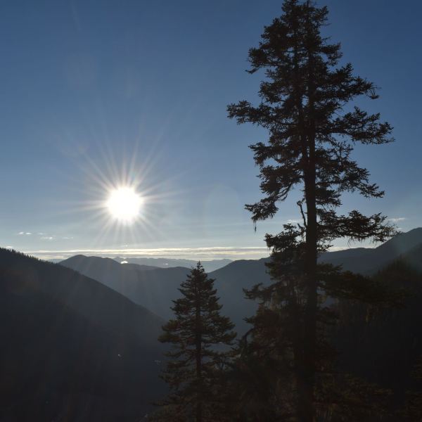 在觀景臺可以遠眺四川省最高的山峰,海拔75567米的貢嘎雪山,高山雲海