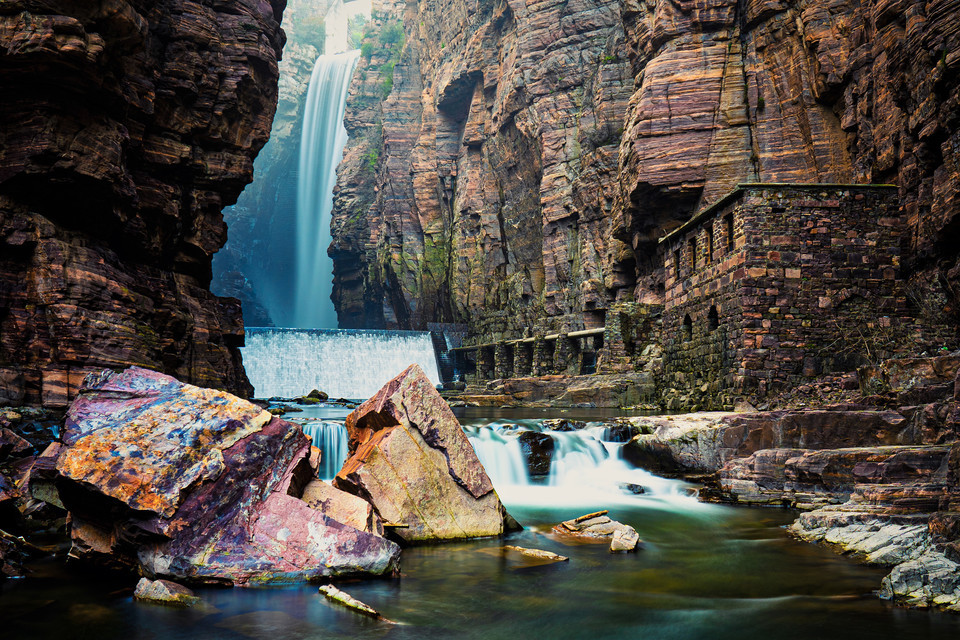 天柱沟景区包括:天柱沟大峡谷,河南回龙天界山景区,金城量贩(万仙山