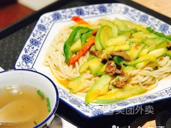 西葫芦牛肉盖浇面图片