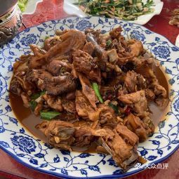 中午,点评正好搜到这家,地址定位错误,就在景区门口,鱼和鸡都很入味