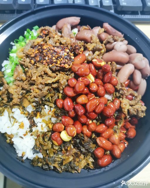 酸豆角牛肉饭推荐菜:介绍:地址(在哪里):清真丘味酸菜红豆饭位于昆明