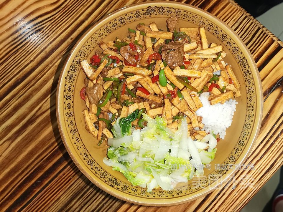 熏香干炒肉盖浇饭图片