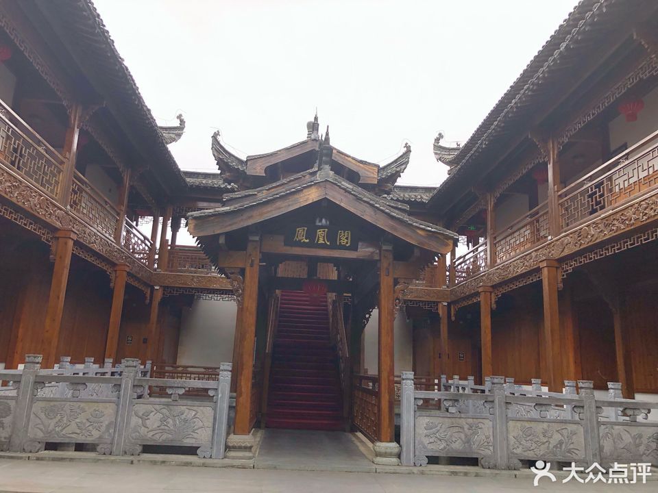 在哪里,在哪儿):黄山市黄山区甘棠镇北海中路25号徽府人家土菜馆电话