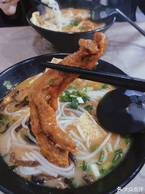 虎皮鸭爪螺蛳粉图片