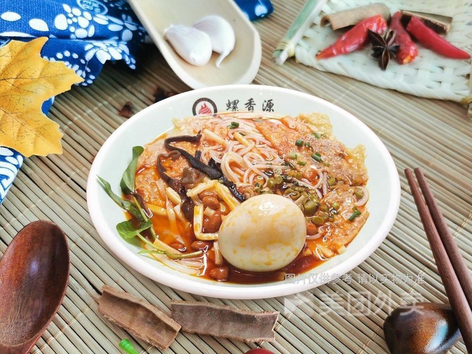 卤蛋螺蛳粉图片