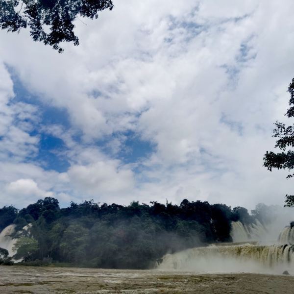 跨国瀑布德天瀑布最新视频 t011102cd7f71345685.jpg