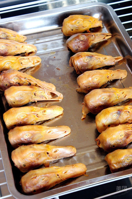 盐焗鸡推荐菜:地址(在哪里):舍得盐焗鸡位于东营市