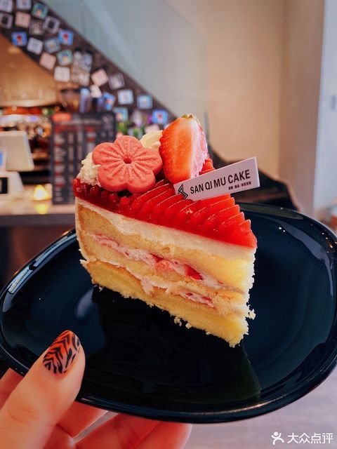 草莓切块蛋糕图片