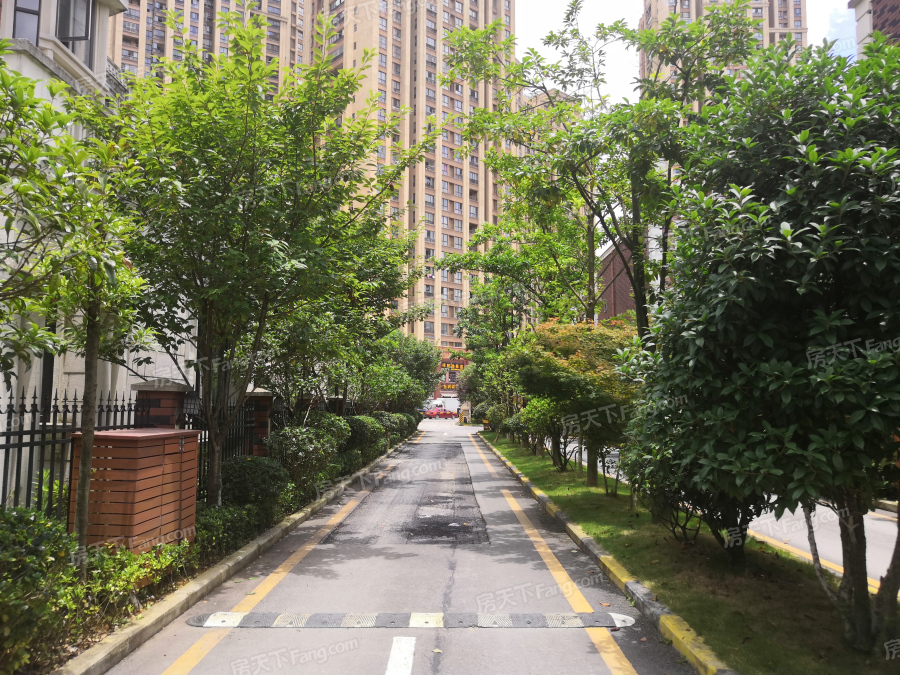 在哪儿):贵阳市白云区马掌坡路(原贵阳市水泥厂)绿地·伊顿公馆贵阳