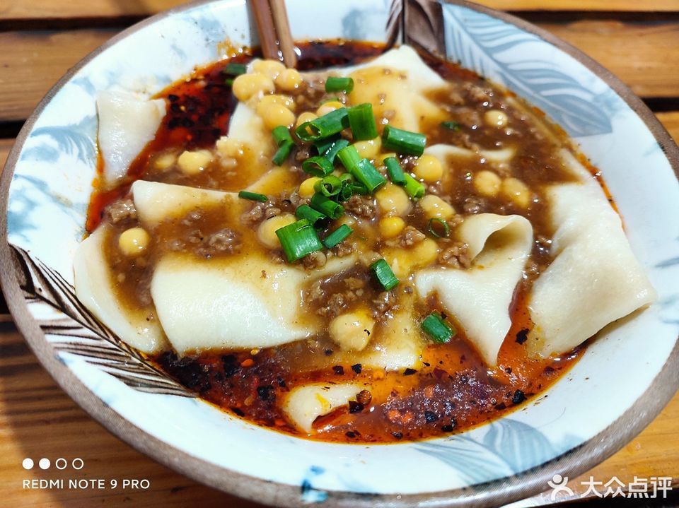 推荐菜:介绍:地址(在哪里):荣昌铺盖面位于重庆市巴南区莲花街66号2