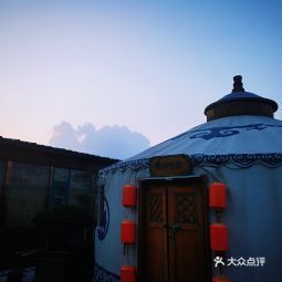 用户**:安阳有名的婚宴酒店,各种厅感觉不同,看了有想再结一次婚的