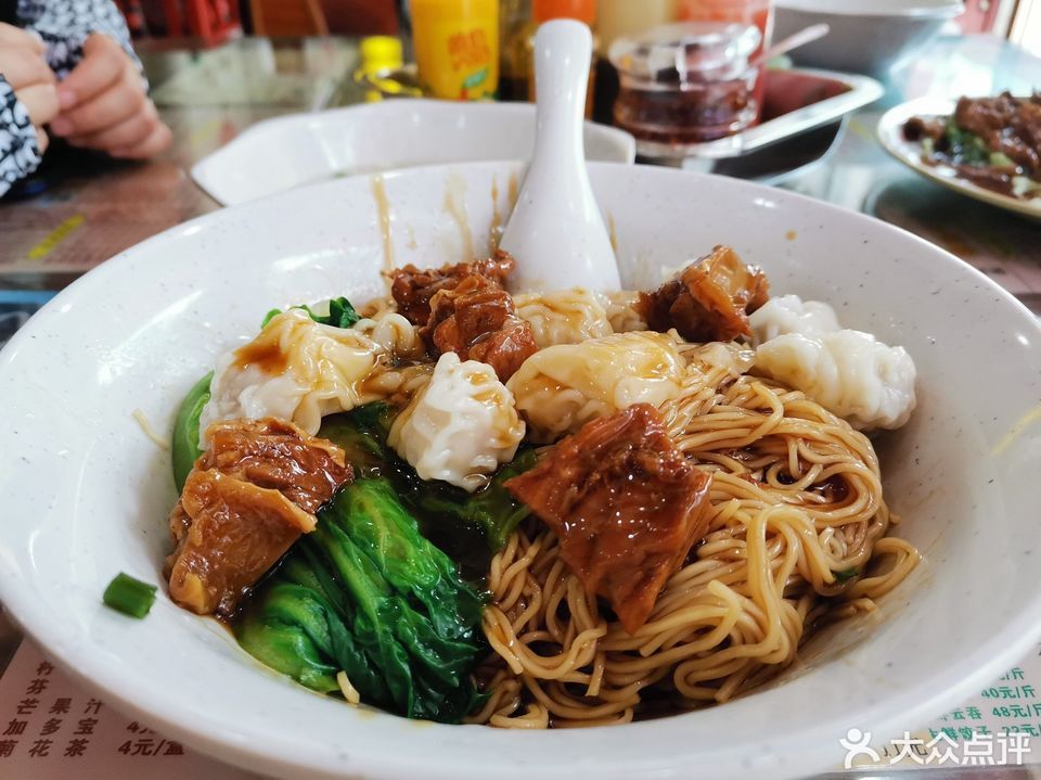 牛腩云吞捞面图片