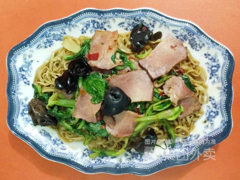 木耳炒肉拌面图片