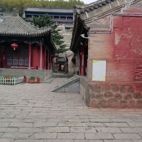 開心天涯客:集福寺規模比較大,它位於五臺山臺懷鎮內,與國道相鄰,交通