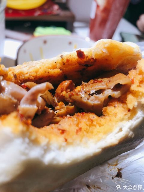 猪嘴肥肠夹馍推荐菜:介绍:地址(在哪里):老字号拾捌味熟肉位于兰州市