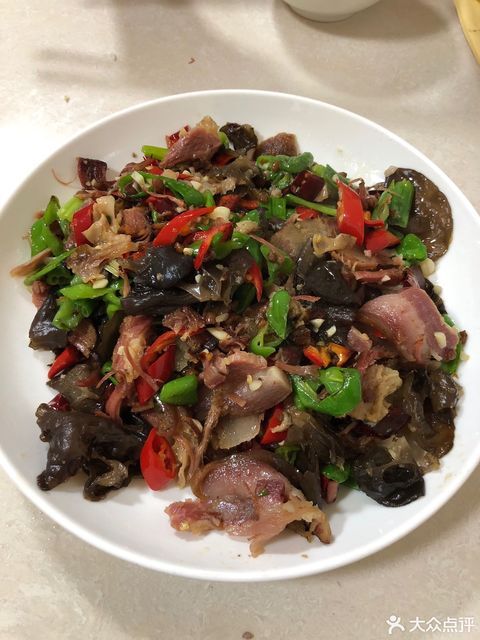 木耳炒腊肉图片
