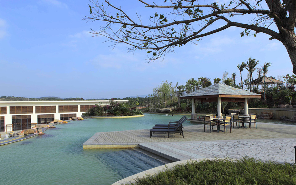 在哪,在哪里,在哪儿):来宾市象州县寺村镇温泉休闲山庄附近美丽湾园林