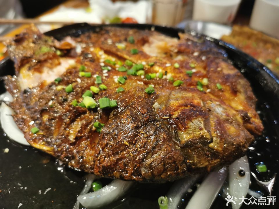 炭烤鲫鱼图片