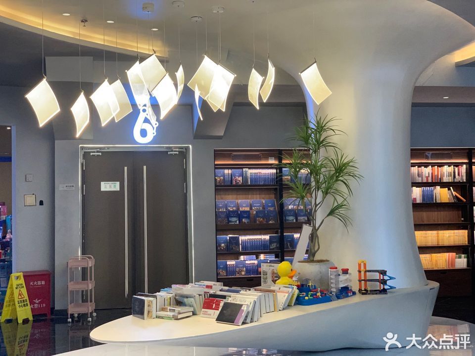 几何影城阅见书店(宝龙广场全景声店)图片