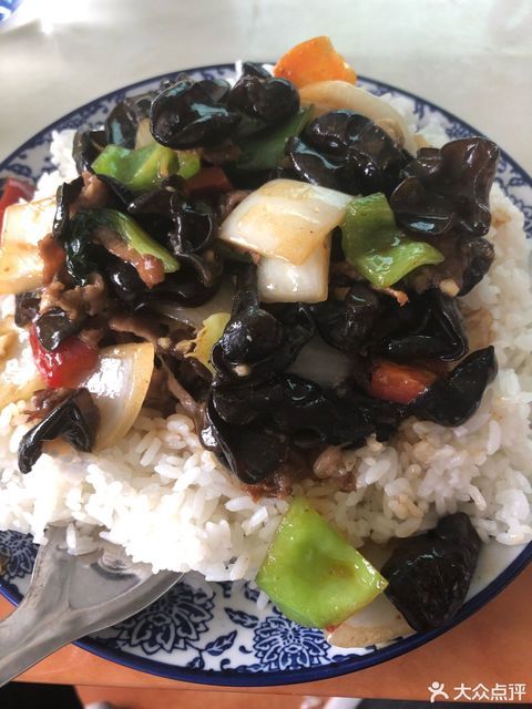 木耳炒牛肉盖浇饭图片