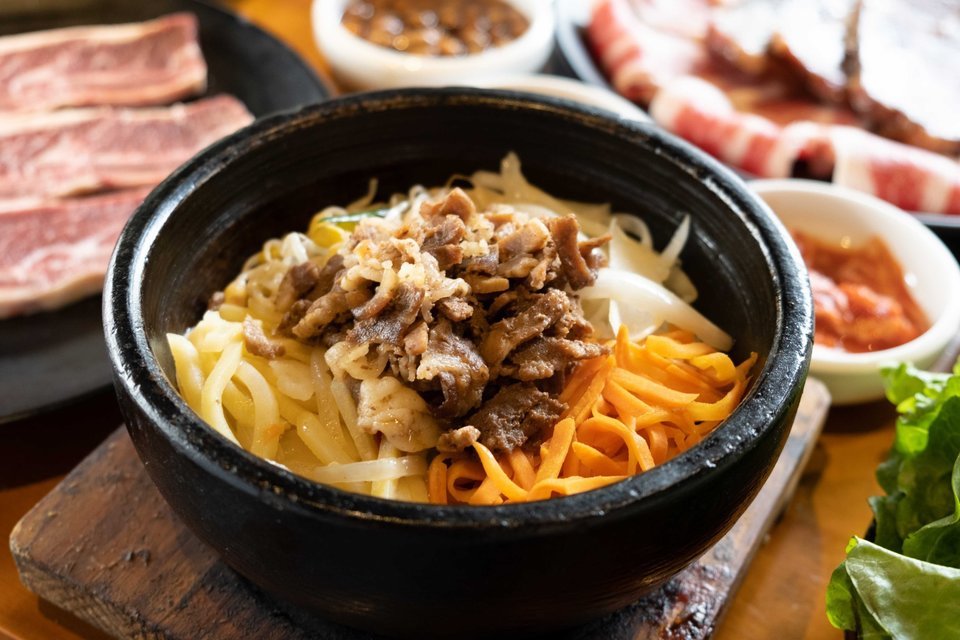 韩式牛肉石锅拌饭图片