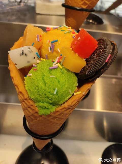 彩虹冰淇淋图片