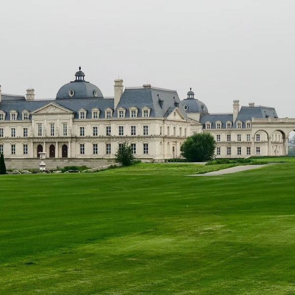 是集法国巴洛克建筑,装饰,装修,绘画,园林艺术为一体的城堡庄园式酒店
