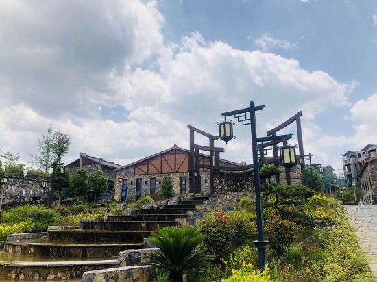 在哪儿):黔东南苗族侗族自治州黎平县868县道山水云天度假村酒店祷鞍