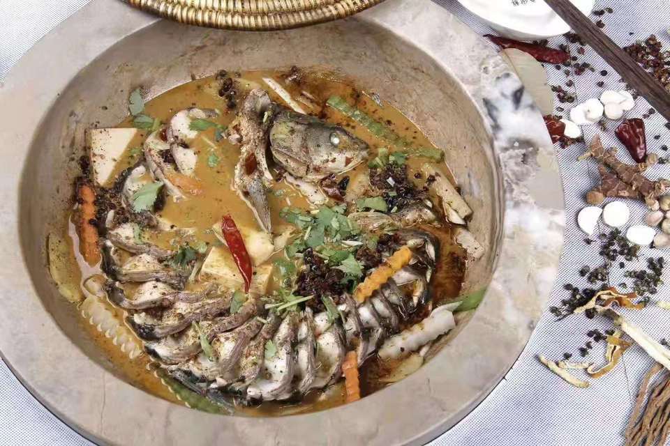 鱼尚鲜草帽蒸汽石锅鱼图片