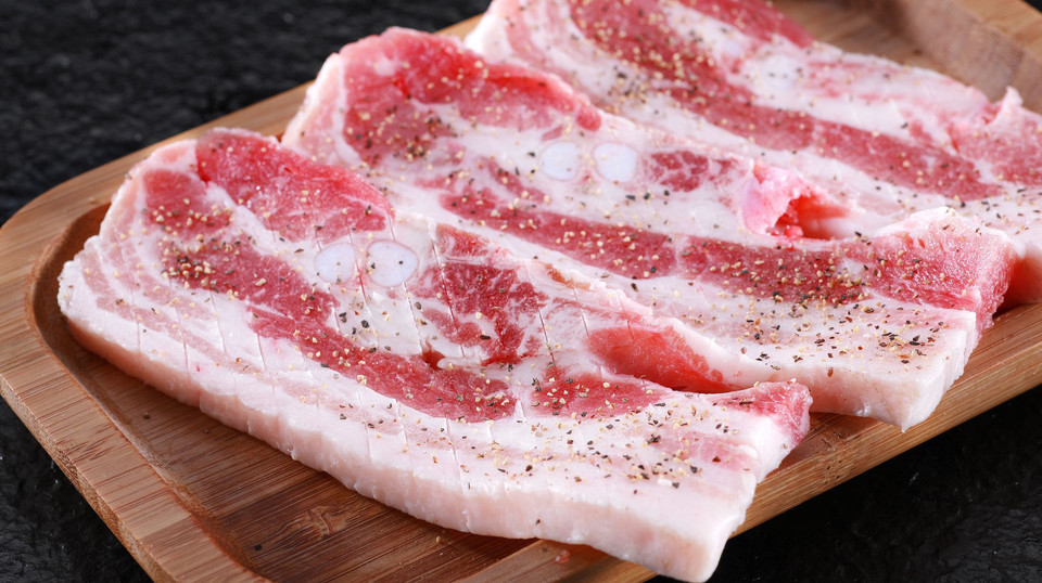 厚切黑猪五花肉图片