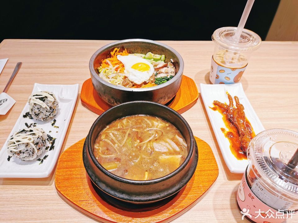 尹大叔拌饭(未来石万达店)位于保定市莲池区七一东路未来石万达广场
