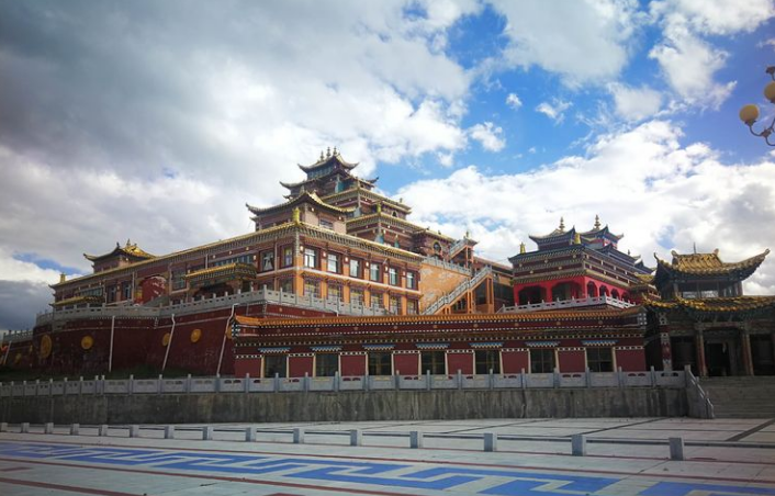 州久治县智青松多镇长江路与黄河路交汇处附近东年保玉则文化广场电话