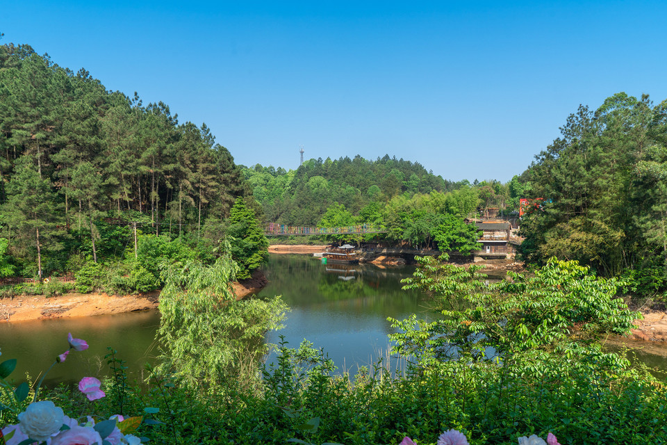 地址(在哪裡):自貢尖山自然風景區位於自貢市自流井區伍富路介紹:推薦