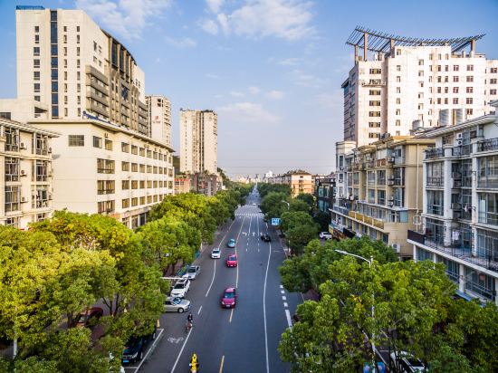 1982主题时尚酒店(康平路店)图片