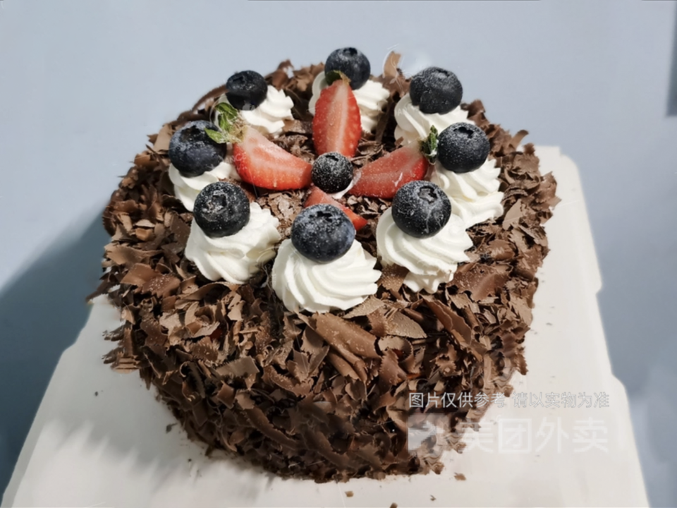 经典黑森林蓝莓水果生日蛋糕图片