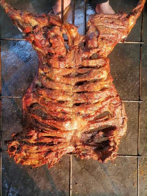 柴火烤全羊图片