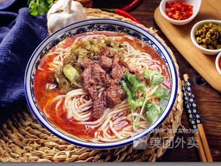 老坛酸菜牛肉汤粉图片