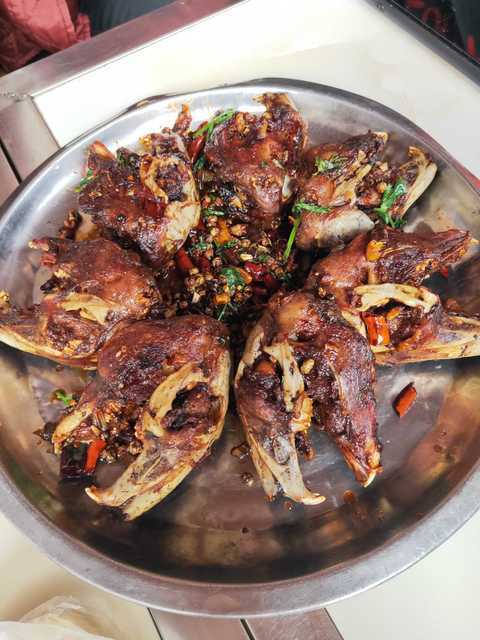 烧烤干煸兔子头推荐菜:介绍:地址(在哪里):姐妹泡菜(炸串店)位于临沂