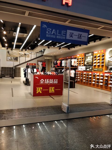 三联路与清龙路交汇处附近西南电话:兴万和购物广场-西门地址(位置
