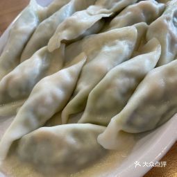一楼是餐厅二楼是餐厅和厨房间在一起,厨房是明档加工饺子是现包现煮