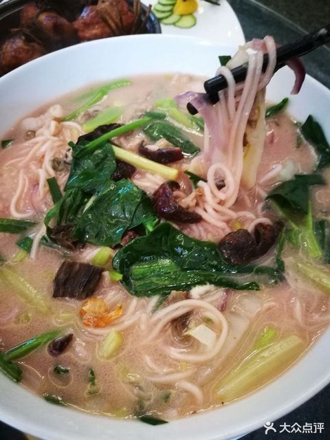 红菇烩卤面图片