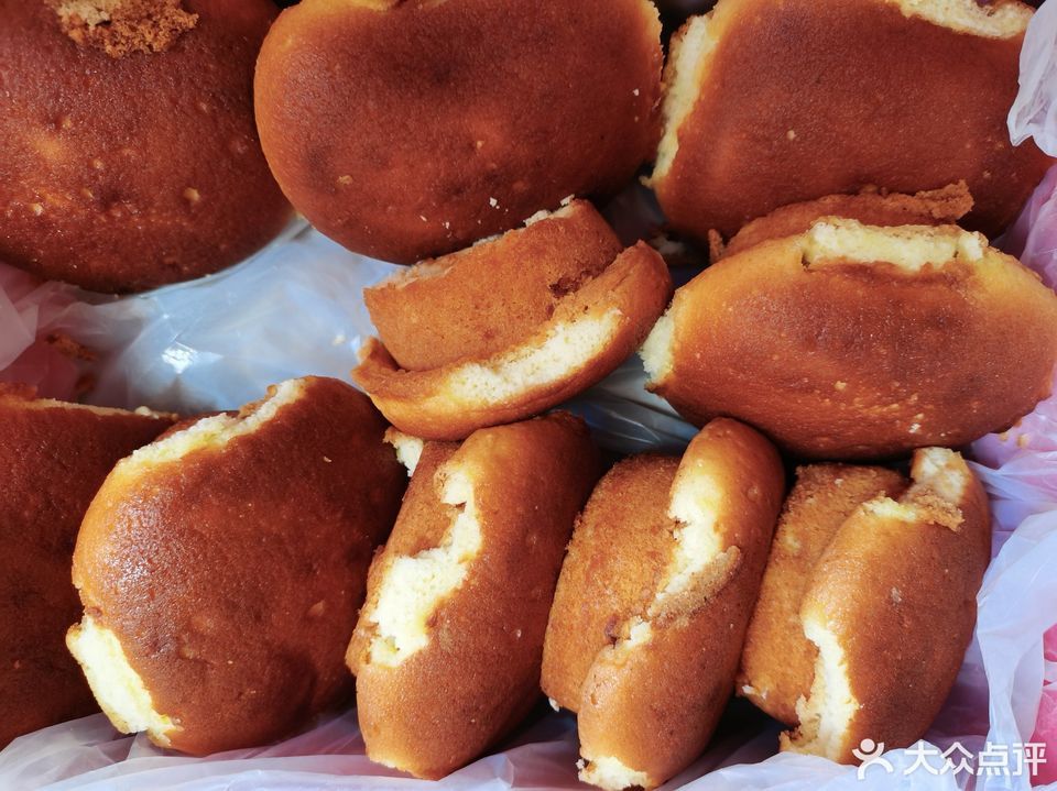 津白皮推荐菜:介绍:天津市桂顺斋糕点是一家具有80多年经营历史的清真