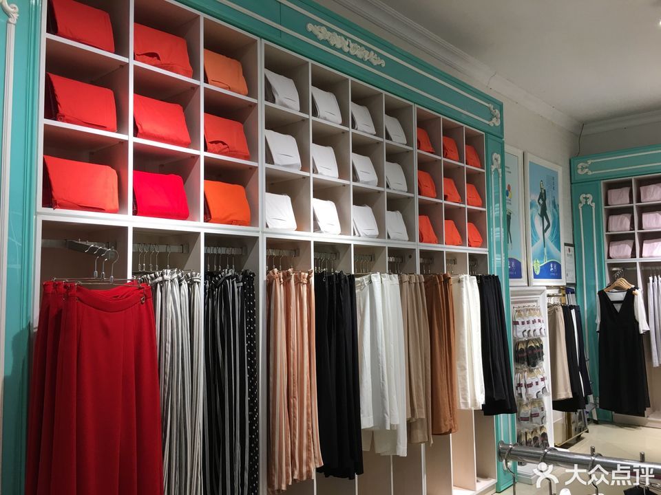 千百惠女装专卖店包括:茗女装,伊人时装女装专卖店,固执女装,kcq女装